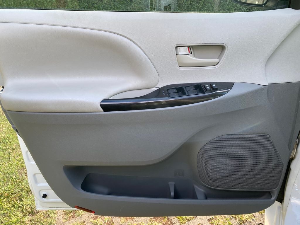 2013 Toyota Sienna LE Mobility Auto Access