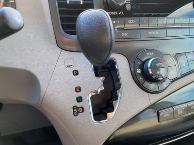 2013 Toyota Sienna LE Mobility Auto Access