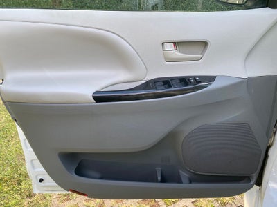 2013 Toyota Sienna LE Mobility Auto Access