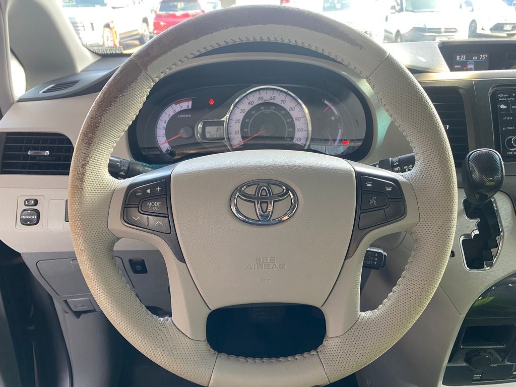 2014 Toyota Sienna SE 8 Passenger