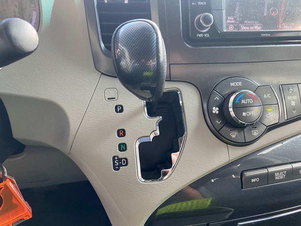 2014 Toyota Sienna SE 8 Passenger