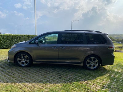2014 Toyota Sienna SE 8 Passenger