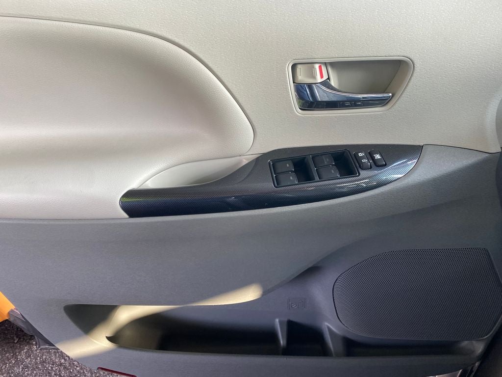 2014 Toyota Sienna SE 8 Passenger