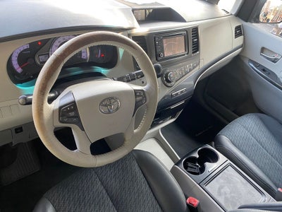 2014 Toyota Sienna SE 8 Passenger